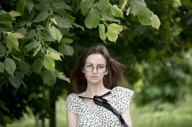 Ormanda yürüyen kız