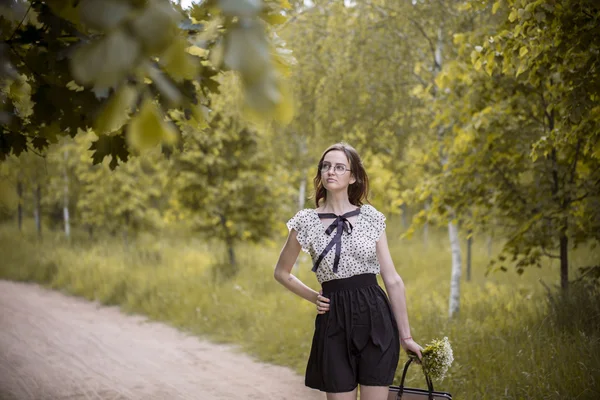 Menina andando na floresta — Fotografia de Stock