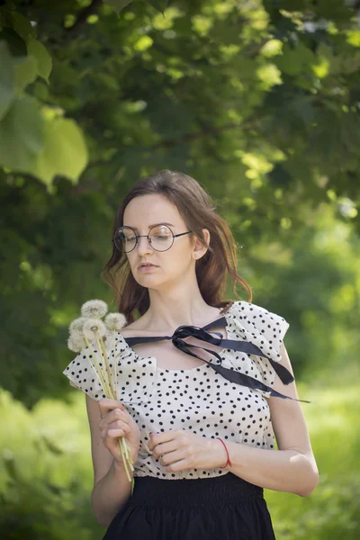 Girl walking in the forest — Stock Photo, Image