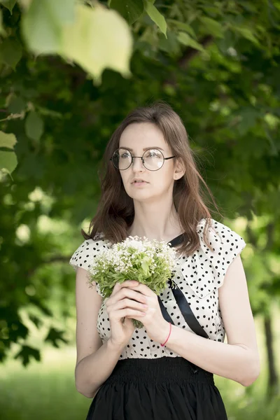 Girl walking in the forest — Stock Photo, Image