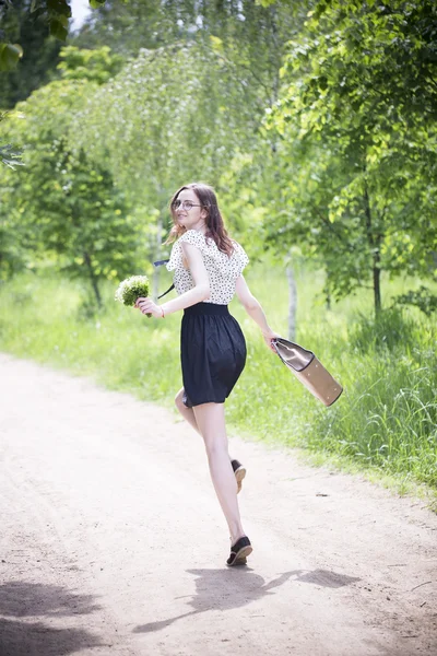 Menina andando na floresta — Fotografia de Stock