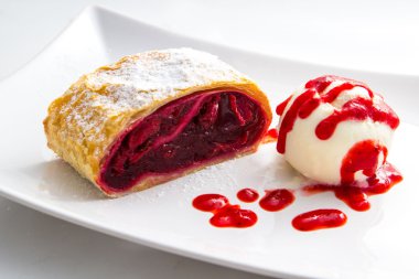 Plaka üzerinde vişne strudel