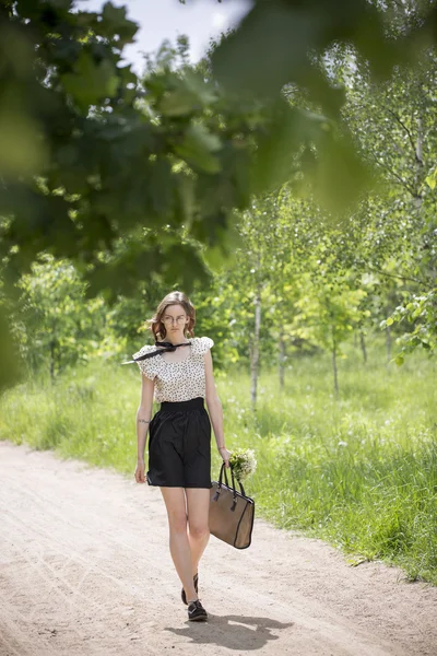 Menina andando na floresta — Fotografia de Stock