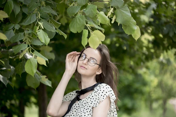 Girl walking in the forest — Stock Photo, Image