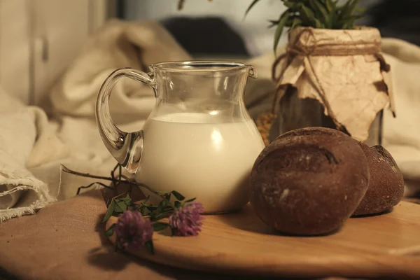 Milch und Brot — Stockfoto