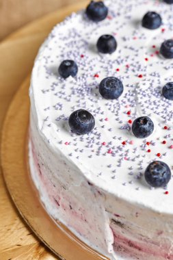 Böğürtlenli kek. Lezzetli ev yapımı keklerle dolu bir masa. Ahşap arkaplan.