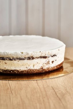 Çikolatalı kek. Lezzetli ev yapımı keklerle dolu bir masa. Ahşap arkaplan