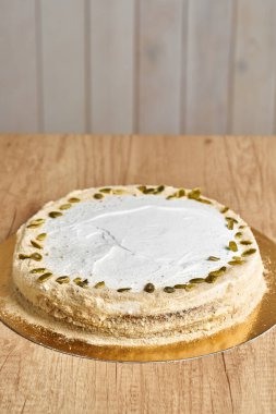 Havuçlu kek. Lezzetli ev yapımı keklerle dolu bir masa. Ahşap arkaplan