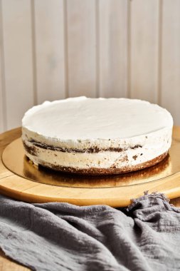 Çikolatalı kek. Lezzetli ev yapımı keklerle dolu bir masa. Ahşap arkaplan