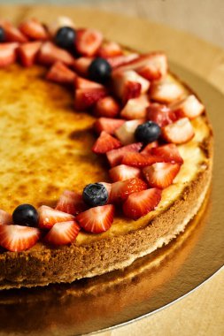 Peynirli kek. Lezzetli ev yapımı keklerle dolu bir masa. Ahşap arkaplan