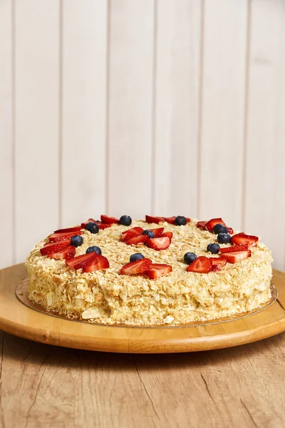 Cake Napoleon 桌上放上美味的自制蛋糕 木制背景 图库图片