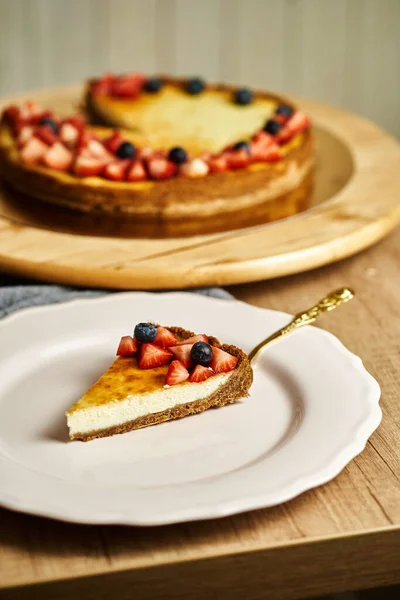 Uma Fatia Cheesecake Prato Placa Com Delicioso Bolo Caseiro Saboroso — Fotografia de Stock