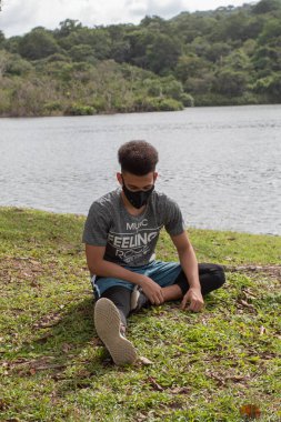 Gölün kıyısında uzanan genç bir afro-torun.