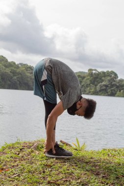 Gölün kıyısında uzanan genç bir afro-torun.