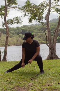 Gölün kıyısında uzanan genç bir kadın.