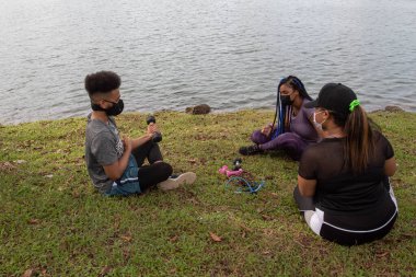 Gençler bir göl kenarında toplandı.