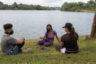 Gençler bir göl kenarında toplandı.