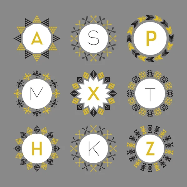 Monogrammi geometrici neri e dorati modello cerchio emblemi impostati su sfondo grigio — Vettoriale Stock