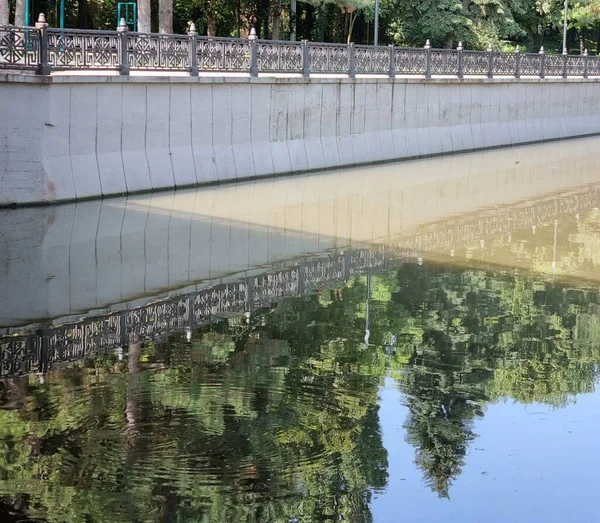 Ponte Paesaggio Urbano Wster Verde Lago Fiume Salgir Simferopoli Riflessione — Foto Stock