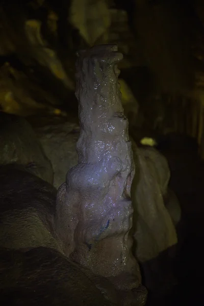 Estalactites no escuro em uma caverna — Fotografia de Stock