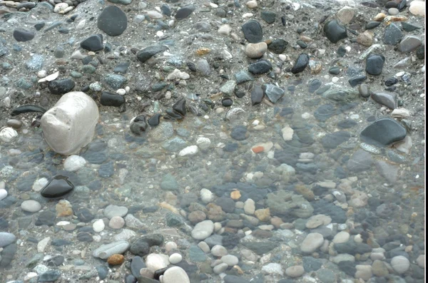 Камни в воде крупным планом — стоковое фото