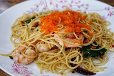 Karidesli baharatlı spagetti.