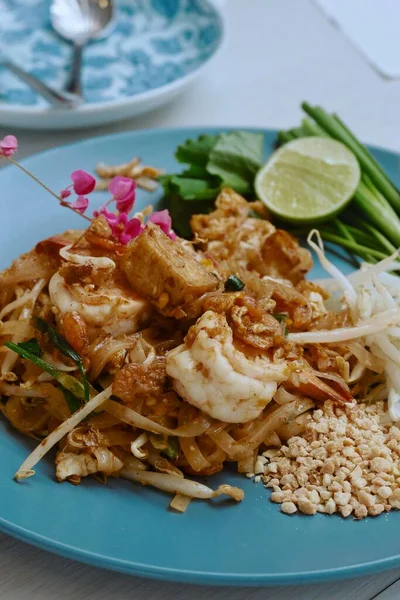 Phad Thai Mélanger Les Nouilles Frites Avec Les Crevettes Grillées — Photo
