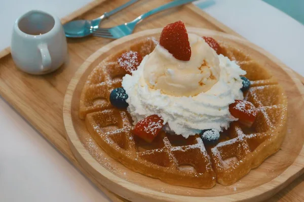 Vanilyalı kremalı çilekli waffle.