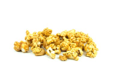 Beyaz arkaplanda karamel patlamış mısır