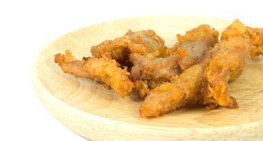 Beyaz bir arka plan üzerinde izole ahşap tabak üzerinde kızarmış domuz eti