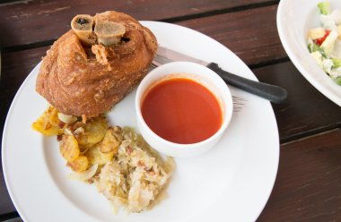 Kızarmış domuz budu.