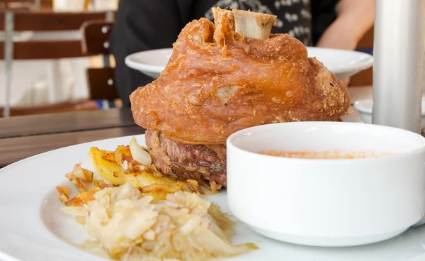 Kızarmış domuz budu.