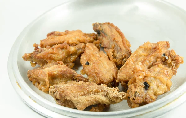 Beyaz arka planda kızarmış tavuk