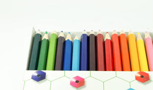 Beyaz arkaplanda izole edilmiş renkli kalemler yakın plan
