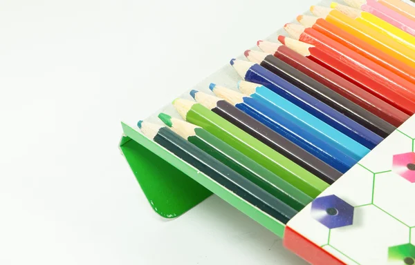 Beyaz arkaplanda izole edilmiş renkli kalemler yakın plan