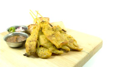 Domuz eti satay izole beyaz arka plan üzerinde