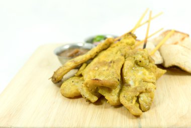 Domuz eti satay izole beyaz arka plan üzerinde