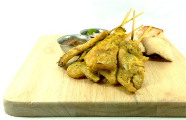 Domuz eti satay izole beyaz arka plan üzerinde