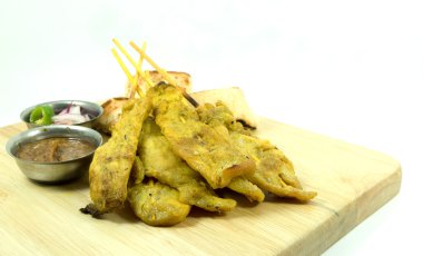 Domuz eti satay izole beyaz arka plan üzerinde