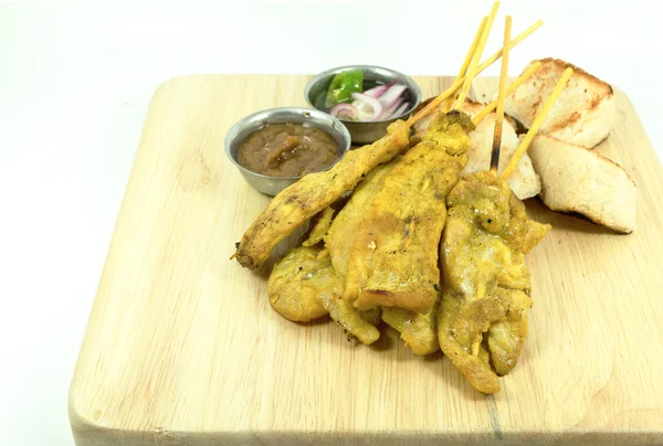 Domuz eti satay izole beyaz arka plan üzerinde