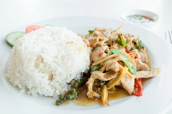 Tay otlar, baharatlı ile tavada kızartılmış domuz eti