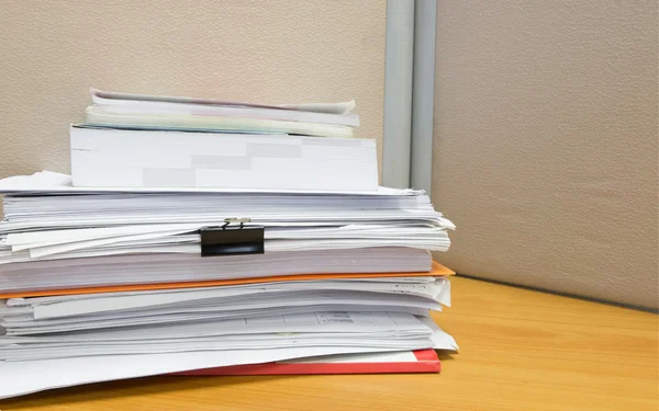 Pile de documents sur le bureau — Photo