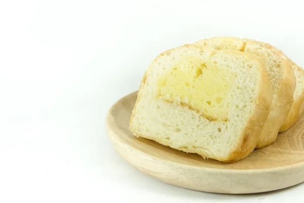 Pan de mantequilla rebanado en plato de madera con fondo blanco aislado —  Fotos de Stock