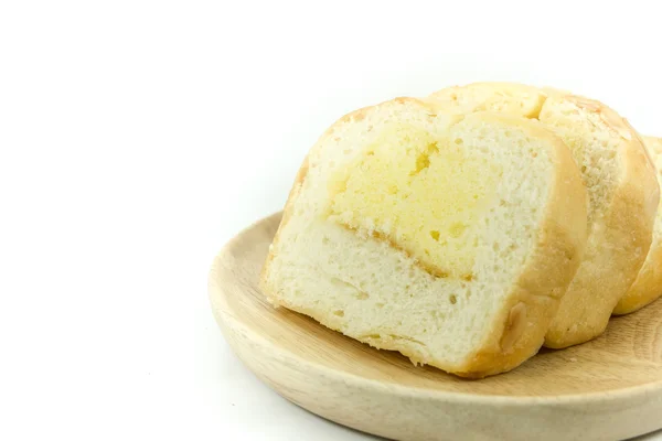 Pan de mantequilla rebanado en plato de madera con fondo blanco aislado —  Fotos de Stock