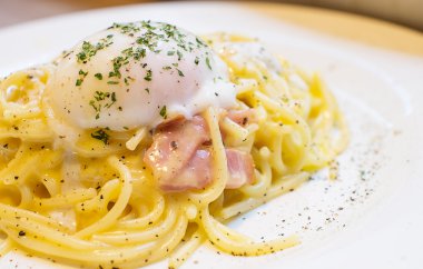 Spagetti cabonara jambon ve kaynatın yumurta