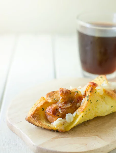 Sosis sarımsaklı ekmek ile buzlu çay