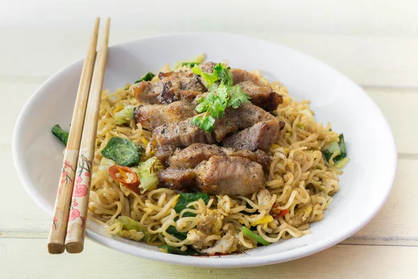 마늘 돼지고기와 야채 중국 국수 스톡 사진