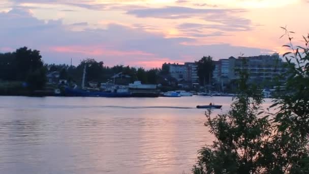 Βάρκα επιπλέει στις όχθες του ποταμού. Αρχάγγελσκ, βράδυ — Αρχείο Βίντεο