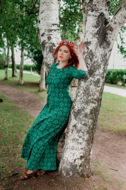 Güzel kızıl saçlı genç kız bir huş Grove.