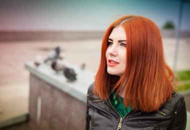 Bir güzel Rus Kızıl saçlı kız sahilde oturan ve mesafe içine arıyorum